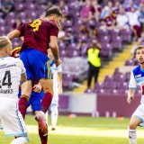 Miroslav Stevanovic (au centre) a arraché le match nul d'une tête rageuse. KEYSTONE/SALVATORE DI NOLFI